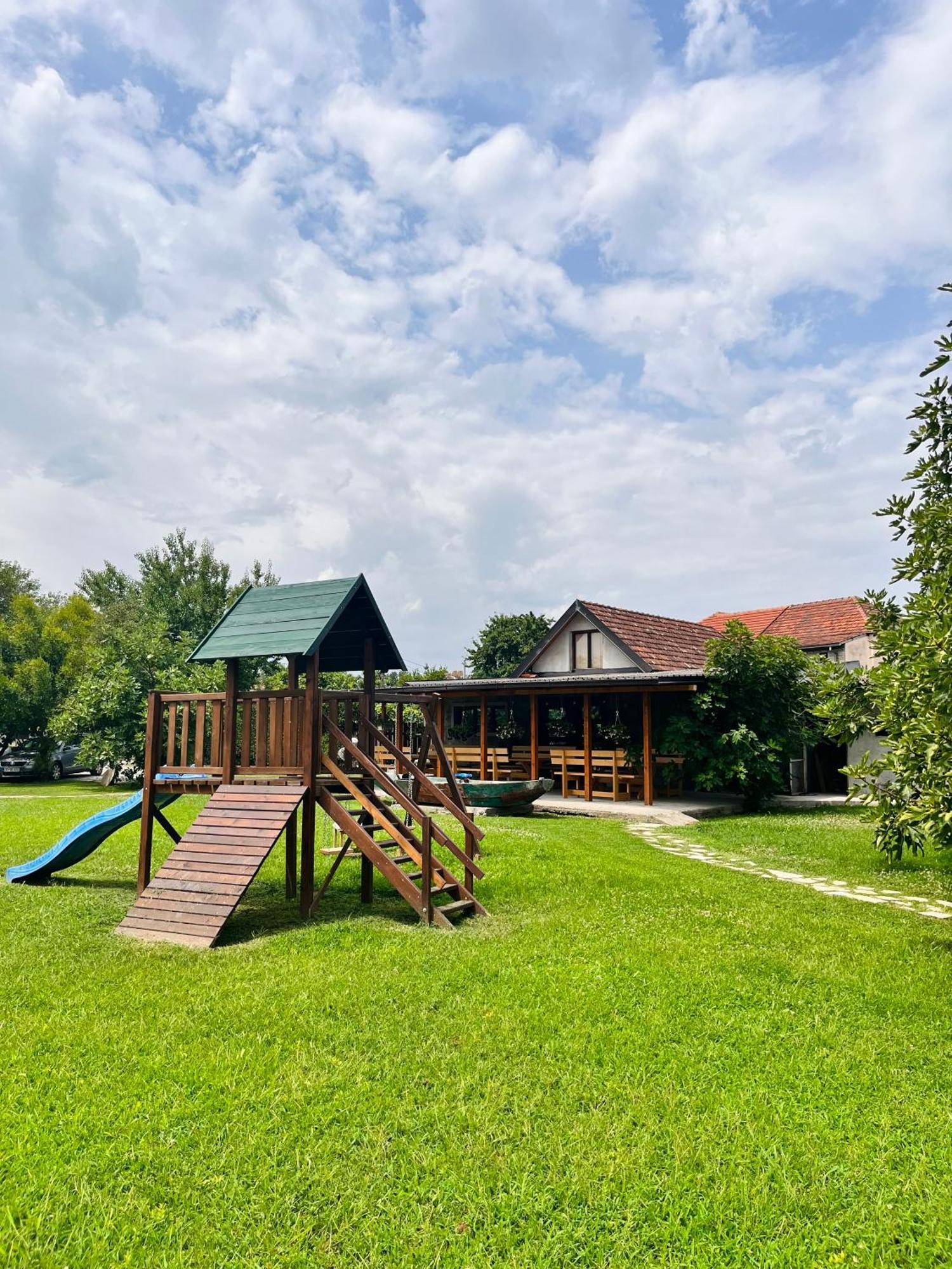 Balabani Local Stay Golubovci 外观 照片
