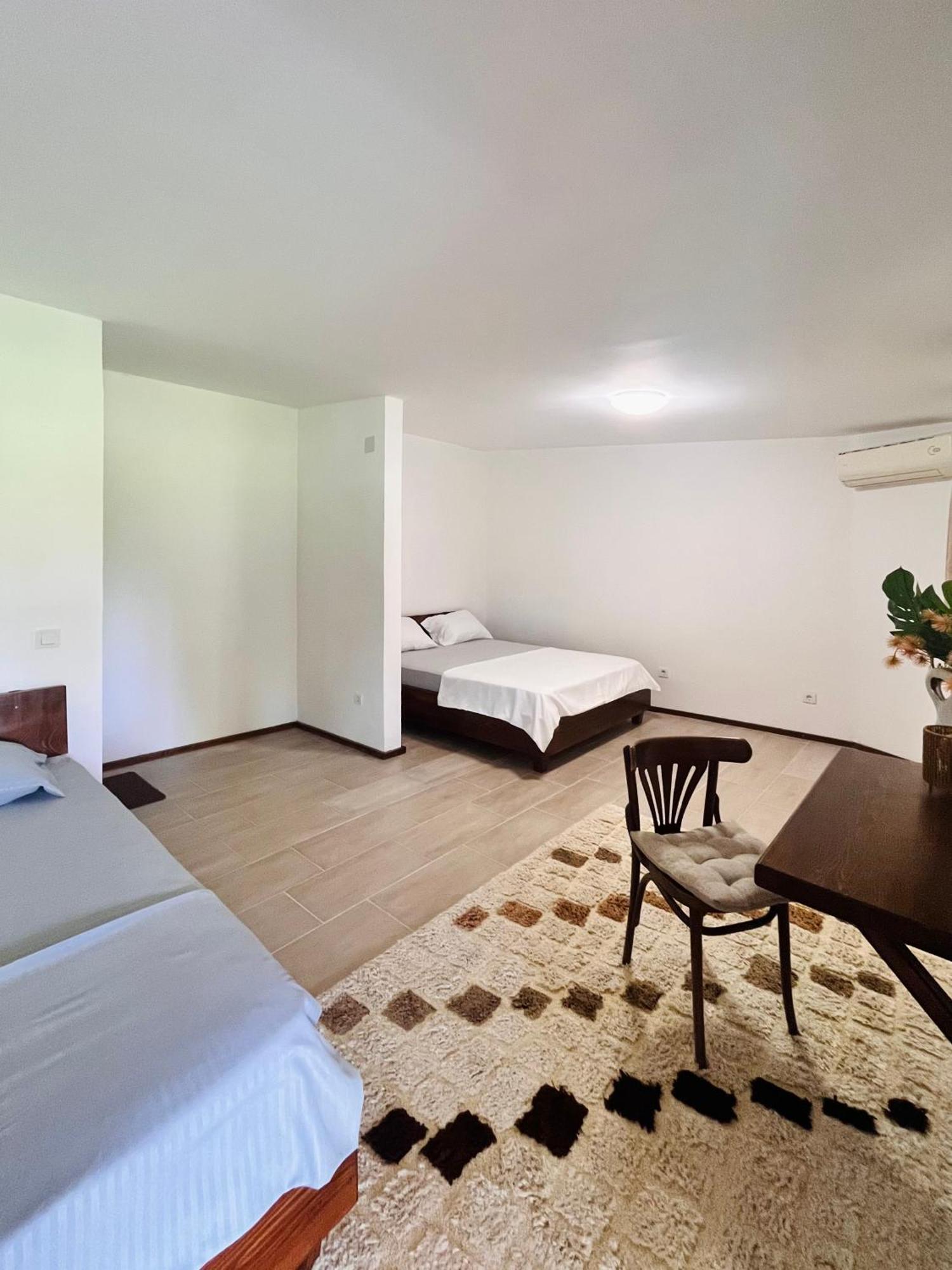 Balabani Local Stay Golubovci 外观 照片